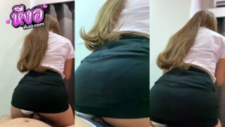 คลิปหลุดทางบ้าน สาวนักศึกษาขี้เงี่ยน มาจับเล่นเสียวกับแฟนหนุ่ม มาขึ้นขย่มเย็ดเสียวคาชุดนักศึกษามาโยกควยร่อนเอวโครตมันส์ ครางเสียวอย่างแจ่มจัดๆ ครางเสียวลั่นห้องงานโครตดีลีลาอย่างมันส์