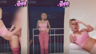 คลิปหลุด mewnii638 เจ๊มิว สาวนมใหญ่ยืนรอผัวมาจับซอยหีไห้หายคันโดนจับซอยคาริมระเบียงเลยแต่กลัวคนมาเห็นเลยมาเย็ดต่อในห้องนอนแหกหีไห้เย็ดฟินๆ